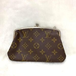 SOLD!!!Authentic Vintage Kisslock pouch